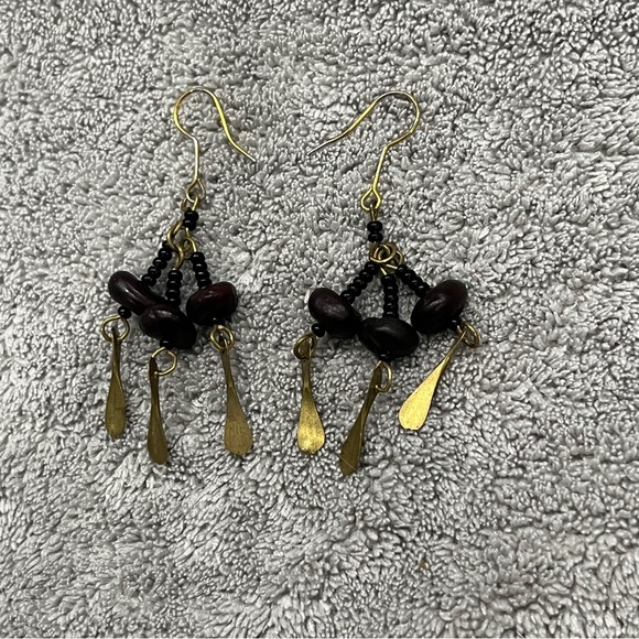Wood and brass earrings in black and gold color. - Picture 2 of 4
